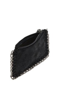Černá semišová peněženka se zipovým uzávěrem, zdobená řetízkovým okrajem a hladkým vnitřním podšívkou. Kompaktní design pro nezbytnosti.