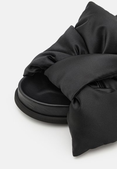 N°21 FLAT - Šľapky - black