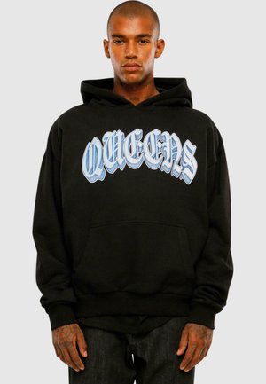 Sort hættetrøje med stor, blå, stiliseret tekst "QUEENS." Har en frontlomme og snoretræk til hætten. Stoffet ser glat og tykt ud.