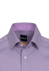 Camicia da uomo viola chiaro con un motivo testurizzato, colletto button-down, due bottoni sul davanti e un colletto interno viola chiaro a contrasto.