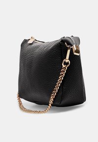 Borsa a spalla in pelle nera con finitura testurizzata, dotata di tracolla a catena dorata e chiusura con zip. Forma compatta e arrotondata con accenti metallici.