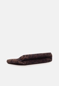 Scarpe slip-on piatte in tessuto marrone con stampa leopardata scura. Texture morbida con un design a profilo basso e senza hardware visibile.