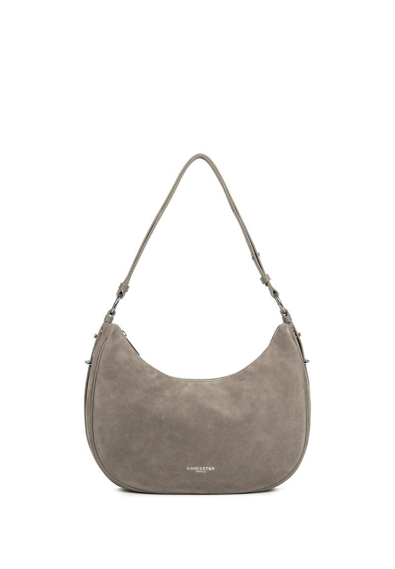 Borsa a spalla in camoscio grigio tenue con una forma curva. Presenta una costruzione elegante e una tracolla con dettagli in metallo.