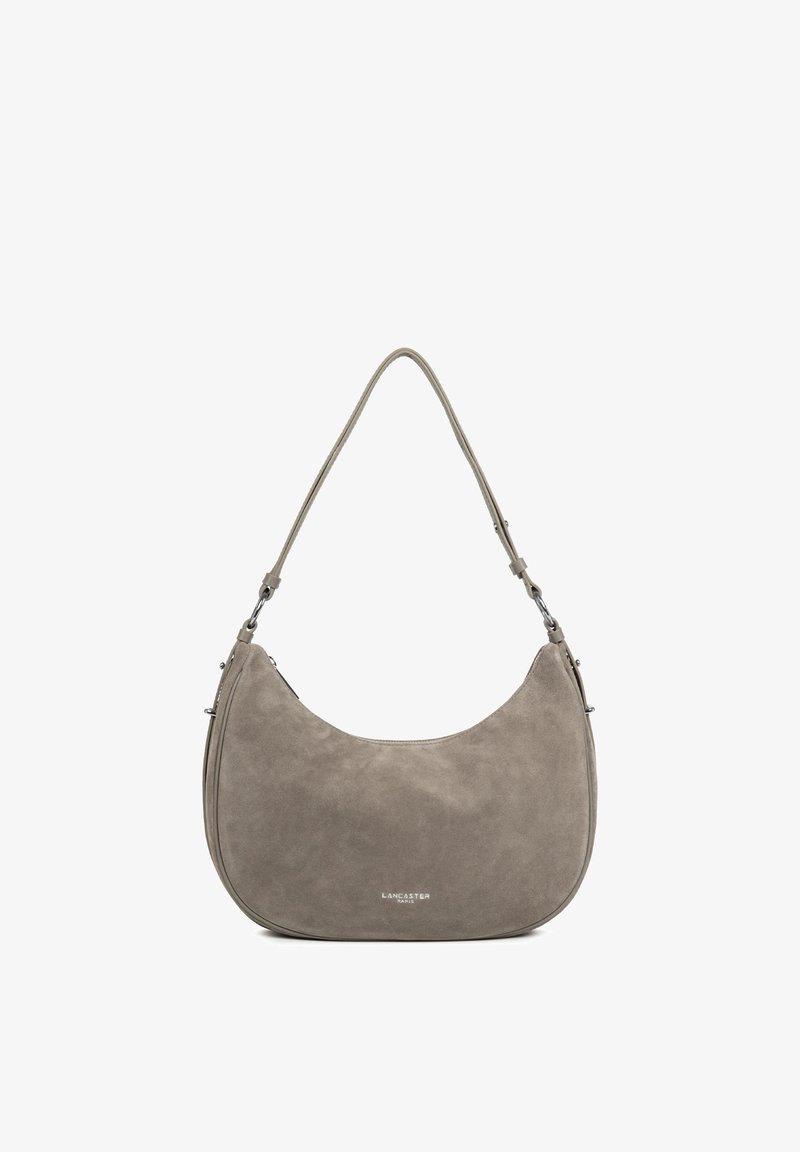 Borsa a spalla in camoscio grigio tenue con una forma curva. Presenta una costruzione elegante e una tracolla con dettagli in metallo.