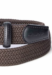 Ceinture en tissu tressé marron avec des accents en cuir noir. Présente un design texturé en tressage et des motifs gaufrés sur le cuir.