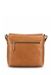 Sac à bandoulière en cuir fauve avec rabat pliant, comprenant une poche zippée à l'avant et des accents métalliques argentés. Texture lisse et forme rectangulaire.