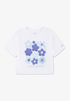 Biela skrátená tričko s veľkým modro-fialovým kvetinovým motívom a logom "Converse All Star" uprostred na prednej strane.