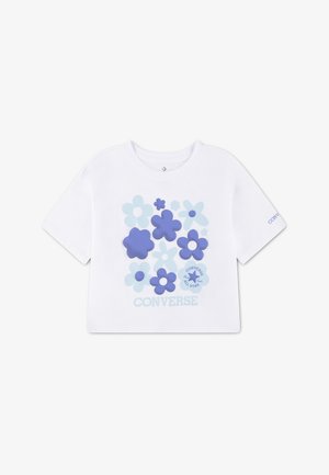 Fehér, rövidített póló nagy kék-lila virágmintával és a "Converse All Star" logóval a közepén elöl.
