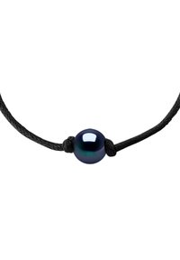 Collier en cordon noir avec une perle noire irisée en son centre, surface lisse et accents noués pour une fixation sécurisée.