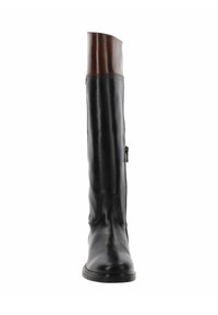 Botín de cuero negro hasta la rodilla con una textura suave, puño de cuero marrón, cremallera lateral y diseño de puntera redondeada. Suela negra sólida.
