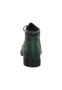 Groene leren enkelboots met een gladde textuur, afgeronde hak en een contrasterende kraag in paarse en blauwe patronen aan de achterkant.