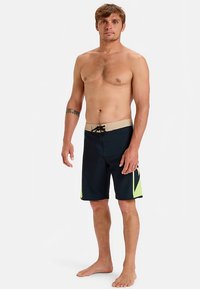 Juodi ir žali maudymosi šortai su smėlio spalvos juosmeniu, turintys raištelį ir šoninio skydelio dizainą. Pagaminti iš tamprios, greitai džiūstančios medžiagos.