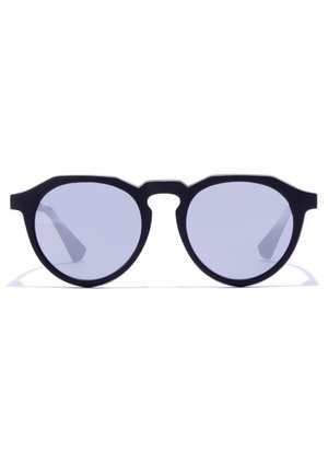 Ochelari de soare din plastic negru, cu rame rotunde, lentile gri și un design unic, având o linie superioară unghiulară și fără elemente de prindere vizibile.