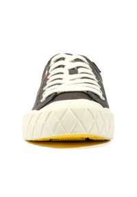 Sneaker z płótna o ciemnoszarym wierzchu, okrągłym nosku, białych sznurówkach i fakturowanej białej gumowej podeszwie. Posiada żółty akcent na podeszwie.