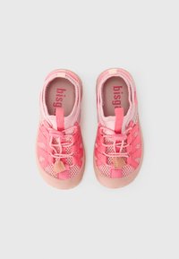 Ζευγάρι ροζ πέδιλα για νήπια με δίχτυ και ελαστικά κορδόνια, λαστιχένιες σόλες και θηλιές έλξης  σε λευκό φόντο.