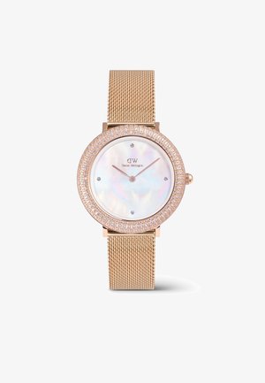 Sat s rose gold mrežastim remenom s okruglim licem od majčine petrice, okruženim bisernim okvirom ukrašenim kristalima, s jednostavnim oznakama sati.