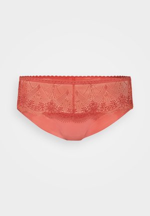 Žensko bikini spodnje perilo v koralni barvi, ki se ponaša z gladko površino in zapletenim cvetličnim čipkastim okrasom ob pasu, s valovitimi robovi.