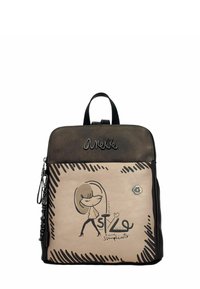 Zaino nero e beige con parte superiore in pelle liscia, un'illustrazione fantasiosa, dettagli in argento e una maniglia superiore per il trasporto.