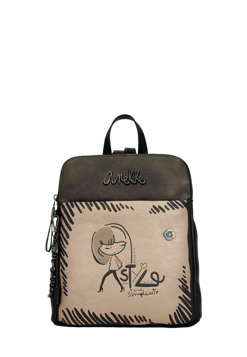 Zaino nero e beige con parte superiore in pelle liscia, un'illustrazione fantasiosa, dettagli in argento e una maniglia superiore per il trasporto.