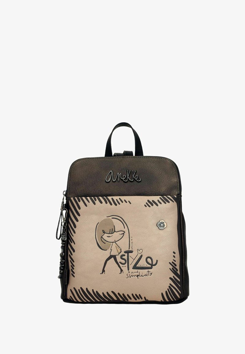 Zaino nero e beige con parte superiore in pelle liscia, un'illustrazione fantasiosa, dettagli in argento e una maniglia superiore per il trasporto.