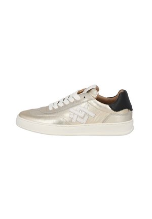 Sneakers med skinnende metallic guldoverdel, hvide snørebånd og en sort hæl. Har en tekstureret overflade og hvid logo detalje på siden.