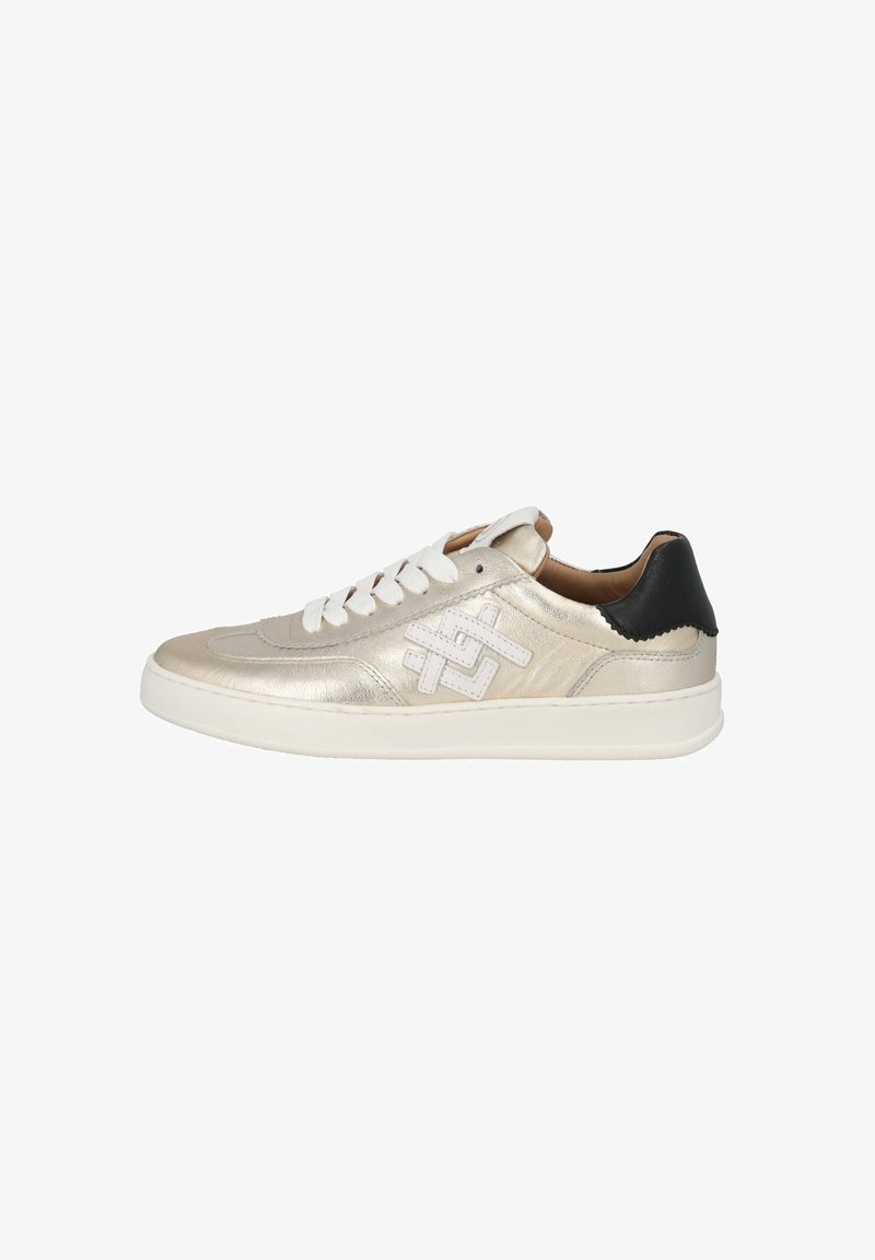 Zapatillas con parte superior metálica dorada brillante, cordones blancos y talón negro. Cuentan con una superficie texturizada y un detalle de logo blanco en el costado.