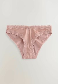 Lichtroze onderbroek met kant en een satijnen stof. Kenmerkt bloemenkantaccenten langs de randen en heeft een klassieke slipvorm.