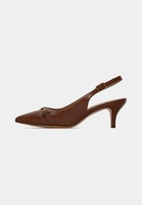 Escarpins slingback en cuir marron avec un bout pointu, un talon fin et un détail de bride or. Texture lisse et design élégant.