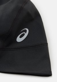 Black swim cap made from stretchy material, featuring flat seams and a gray logo on the side. Smooth texture and snug fit.