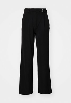Pantaloni negri cu picioare largi, cu o textură netedă, având o curea cu accesorii argintii și două pliseuri frontale pentru un plus de detaliu.