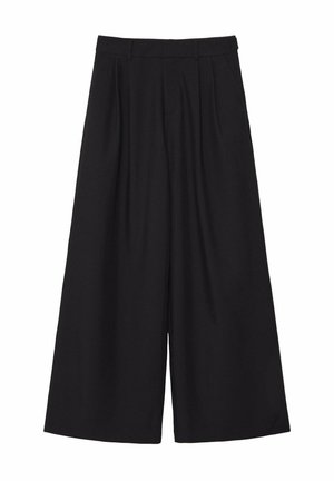 Schwarze weite Hosen aus einem glatten Stoff. Mit Falten vorne und einem strukturierten Bund, in einer lockeren, fließenden Silhouette.