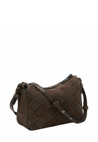 Brązowa zamszowa torebka na ramię z pikowanym wzorem, zamknięciem na zamek i brązowym skórzanym paskiem. Charakteryzuje się miękką fakturą i prostokątnym kształtem.