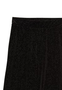 Gonna midi nera con una texture morbida e dettagli in filo metallico verticale, che creano una leggera lucentezza. Progettata con una vita elasticizzata.