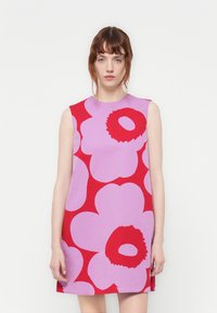 Rochie fără mâneci cu modele florale mari în nuanțe de roșu și roz pe un fundal lila, realizată dintr-un material neted, cu un design drept.
