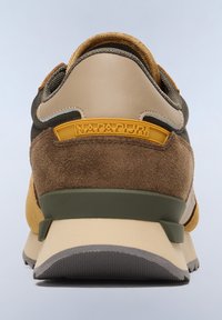 Sneaker marrone e beige con tomaia in suede e mesh testurizzato, dotata di una patch gialla con logo sul tallone e suola in gomma.