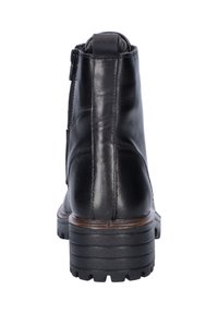 Zwarte leren enkellaars met een gladde afwerking, zijrits, en een stevige rubberen zool met een zichtbaar profiel en houten accenten.