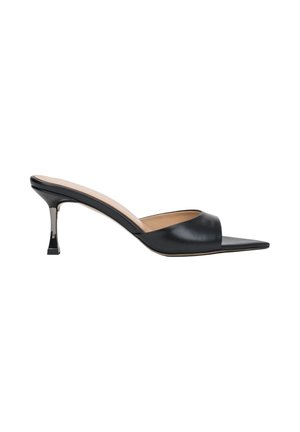 Czarna skórzana mule z ostrym noskiem i wąskim, średniej wysokości zakrzywionym metalowym obcasem, otwartą piętą i stylem slip-on.