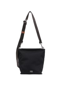 Bolso de hombro de tela negra con forma cuadrada, que cuenta con una correa texturizada marrón, herrajes plateados y un logo blanco en la parte inferior.