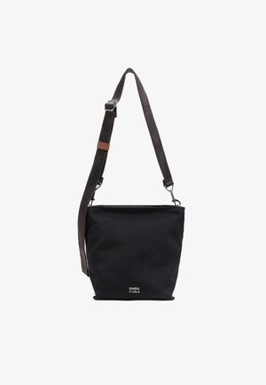 Sac à épaule en tissu noir de forme carrée, avec une bandoulière en cuir texturé brun, des accessoires en métal argenté et un logo blanc à la base.