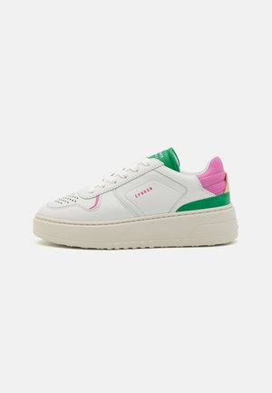 Weiße Leder-Sneakers mit einer strukturierten Oberfläche, ausgestattet mit grünen, rosa und orangefarbenen Akzenten, runder Zehenpartie und dicker, beige Gummisohle.