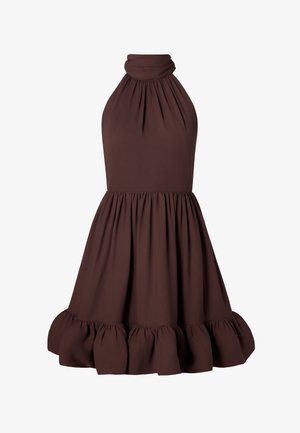 Ruskea halterneck-mekko, jossa on kerätty kaula-aukko, tiukka yläosa ja liehuva röyhelöhelma. Valmistettu sileästä kankaasta, joka on yksivärinen eikä sisällä kuvioita.