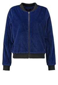 Veste bomber en peluche bleue avec fermeture éclair, col, poignets et bas côtelés noirs.
