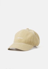 Gorra de béisbol de algodón color caqui con visera curvada, que presenta un bordado del logo blanco "ARKK" en la parte frontal y un detalle con botón en la parte superior.