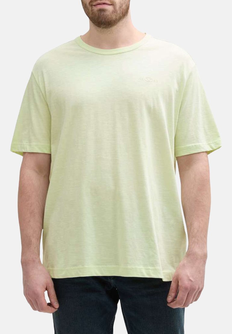 T-shirt vert clair à manches courtes en tissu doux, offrant une coupe décontractée, un col rond et un logo discret sur la poitrine.