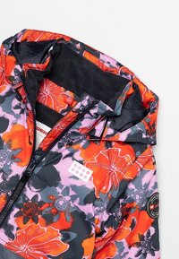 Kolorowa, wzorzysta kurtka z czarnymi, różowymi i czerwonymi kwiatowymi wzorami. Zapinana na zamek z przodu, z kapturem i miękką podszewką. Widoczne logo marki.