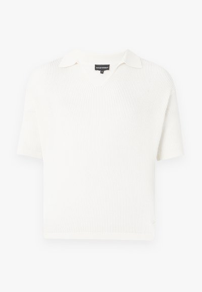 Hvit kortermet strikket topp med V-hals og krage, med ribbet tekstur og en avslappet passform. Ingen synlige mønstre eller detaljer.