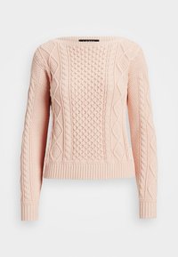Ljusrosa stickad tröja med ett texturerat mönster som innehåller flätor och diamanter. Ribbad fåll och manschetter, båtformad halsringning.