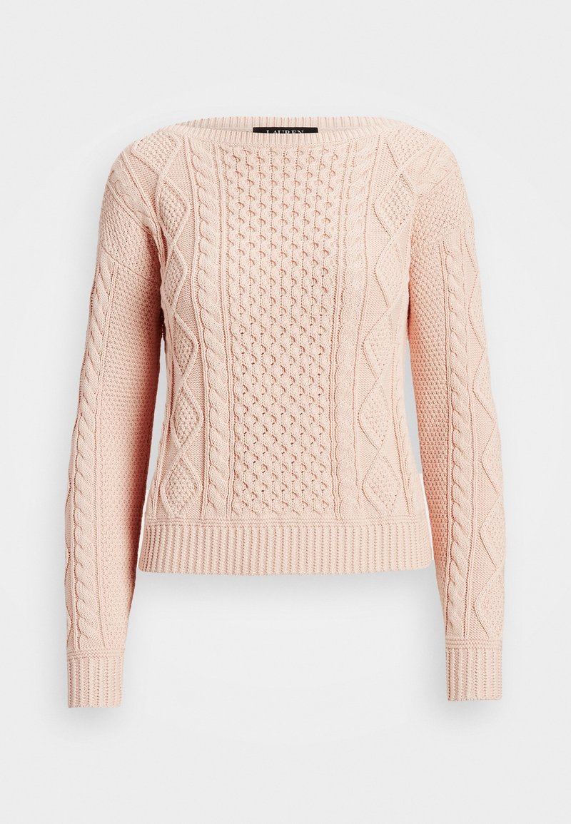 Ljusrosa stickad tröja med ett texturerat mönster som innehåller flätor och diamanter. Ribbad fåll och manschetter, båtformad halsringning.