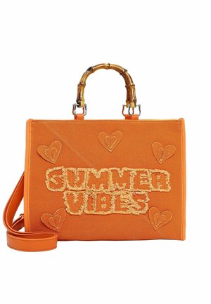 Pomarańczowa torebka z tkaniny z bambusowymi rączkami, wyszytym napisem "SUMMER VIBES" oraz przeszyciami w kształcie serc, wyposażona w odpinany pasek na ramię.