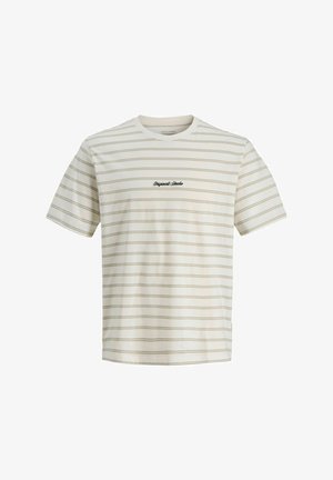 Hvit kortermet t-skjorte med tynne horisontale beige striper og liten svart tekst "Originals Studio" midt på brystet.